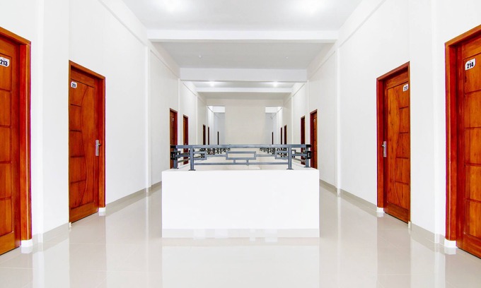 Dumai Hotel | Cozy OYO 91301 Lewis Dc Guesthouse with Breakfast Included