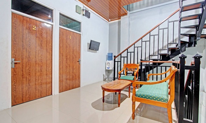 Kendal Hotel | Budget-Friendly Stay at OYO 91960 Fariza House Syariah