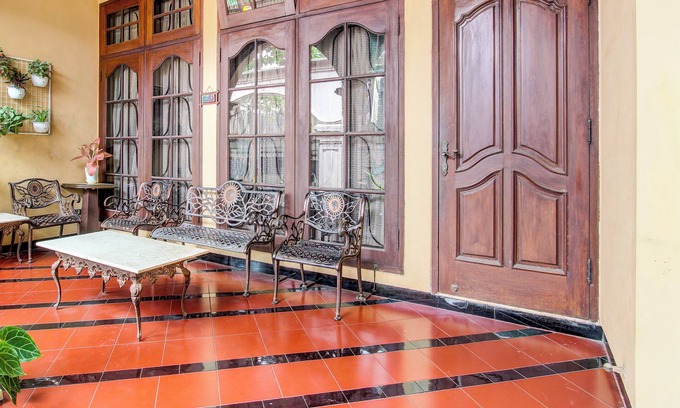 Solo City Centre Hotel | Budget-Friendly OYO 92494 Wulan Homestay with Breakfast