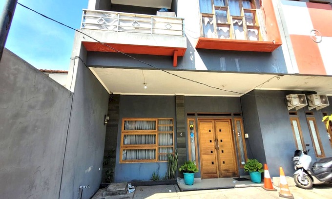 Astana Anyar Hotel | Budget-Friendly OYO 92725 Regol Srimahi Residence with Breakfast