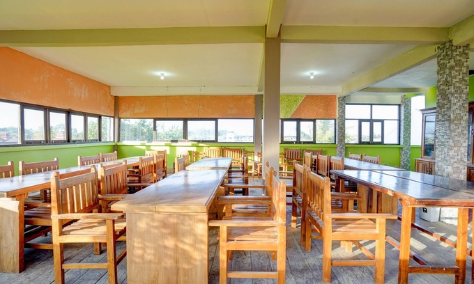 Gresik Hotel | Budget-Friendly OYO 92896 Hotel Sahabat Syariah with Breakfast