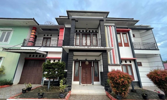 Tanah Datar Hotel | Budget-Friendly OYO 93143 Mega Raudhah with Breakfast