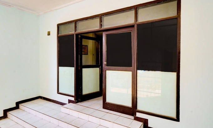 Astana Anyar Hotel | Budget-Friendly Stay at OYO 93239 Arimbi 2 with Breakfast