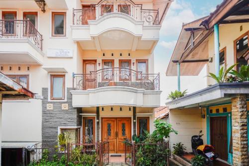 Cimahi Hotel | Affordable Stay at OYO 94118 Homestayque Syariah with Breakfast