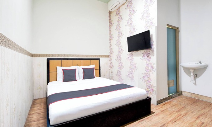 Tegal Hotel | OYO 94512 Mega Inn Guest House