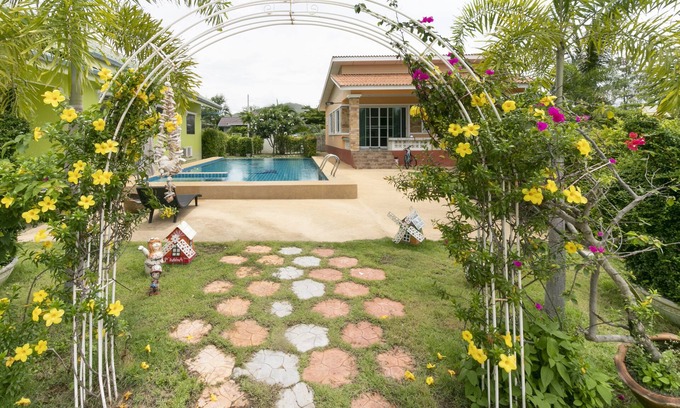 Pak Nam Pran Hotel | Discover OYO 949 Sansuk Resort: Family-Friendly Retreat