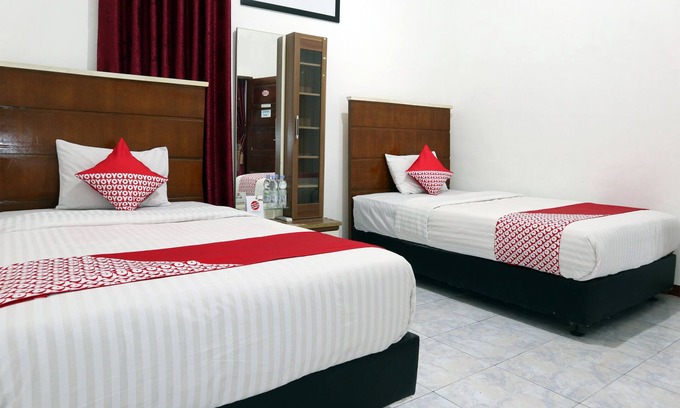 Padang Hotel | Budget-Friendly OYO 956 Penginapan Eby with Breakfast