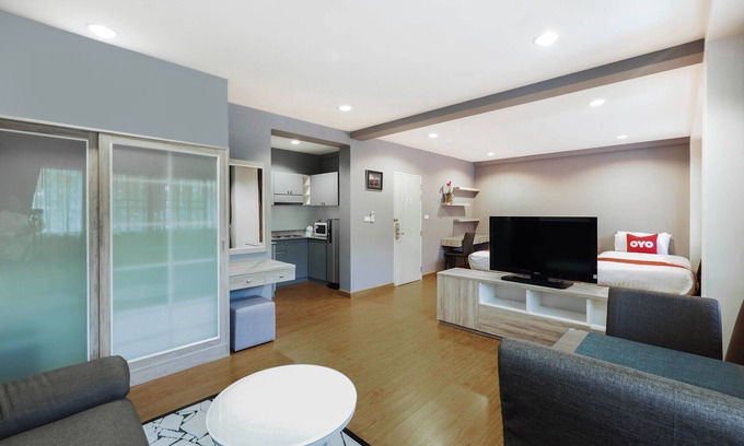 Nong Pa Khrang Hotel | Budget-Friendly OYO 995 Blue Cafe Apartment with Kitchen
