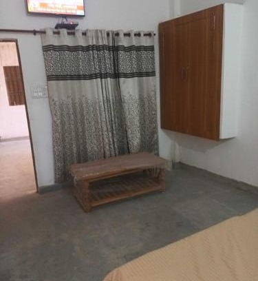 Malihabad Hotel | Cozy OYO Banshidhar Guesthouse - Family-Friendly Retreat