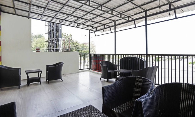 Surabaya Hotel | Budget-Friendly Stay at OYO 91049 D'lima Guest House