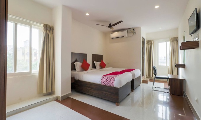 Benz Circle Hotel | Discover OYO Flagship 16390 Chukkapalli Chambers Today