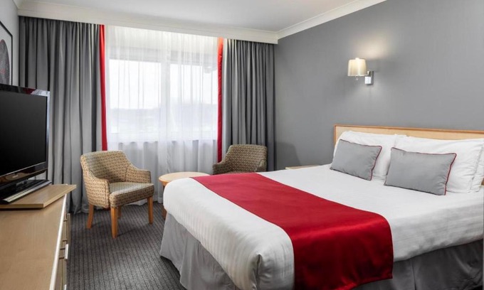 Woodhouse Hotel | Discover OYO Flagship London Finchley with Free Breakfast