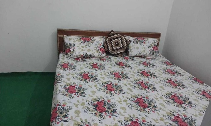 Hathras Hotel | Family-Friendly OYO Ganga Sweet with Dining Options