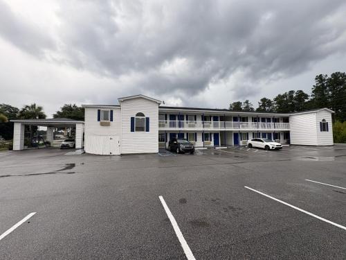 Hampton Hotel | Budget-Friendly Days Inn by Wyndham Hampton with Accessibility
