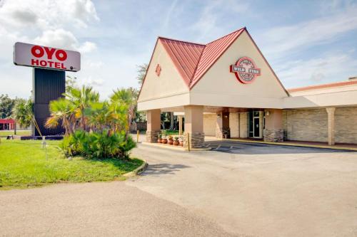 Haines City Hotel | Pet-Friendly OYO Hotel Dundee Near Crystal Lake Awaits