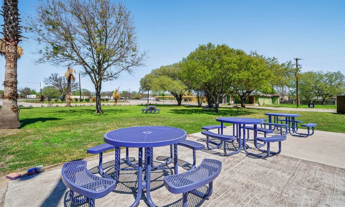 Luling Hotel | Budget-Friendly OYO Hotel Luling TX with Breakfast & Kitchen