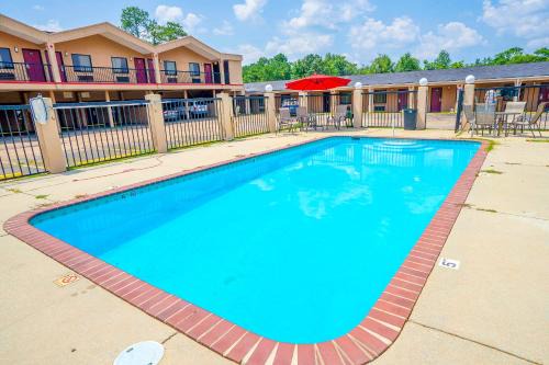 Opp Hotel | Pet-Friendly OYO Hotel Opp AL with Pool Near Floral Hwy