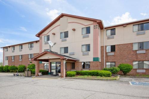 Portage Hotel | Discover OYO Hotel Portage I-94: Pet-Friendly Retreat
