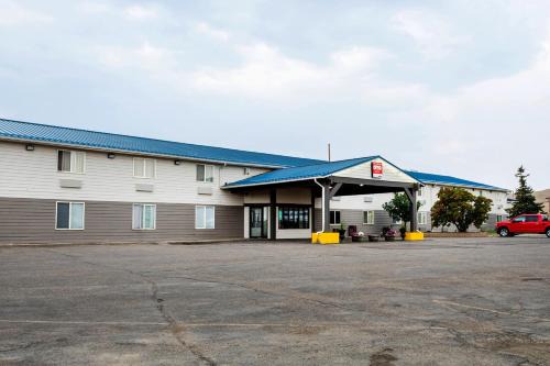 Shelby Hotel | Comfortable OYO Hotel Shelby MT with Family and Pet Amenities
