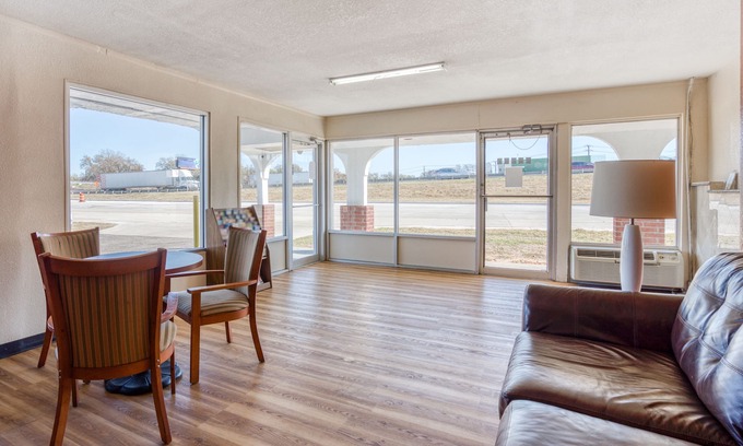 East Riverside Hotel | OYO Hotel Waco University Area/I-35