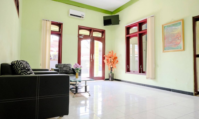 Tulungagung Hotel | Discover OYO Life 2508 Alba Suites: Family-Friendly Stay