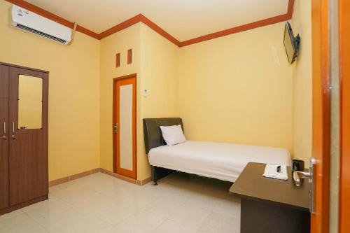 Gresik Hotel | OYO Life 2619 Kost Keluarga Cemara: Your Ideal Getaway