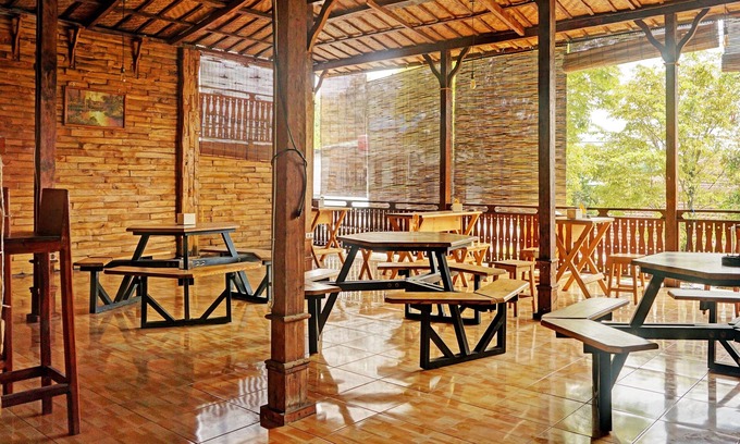 Kepanjen Hotel | Budget-Friendly Stay at SPOT ON 92568 Penginapan Joglo