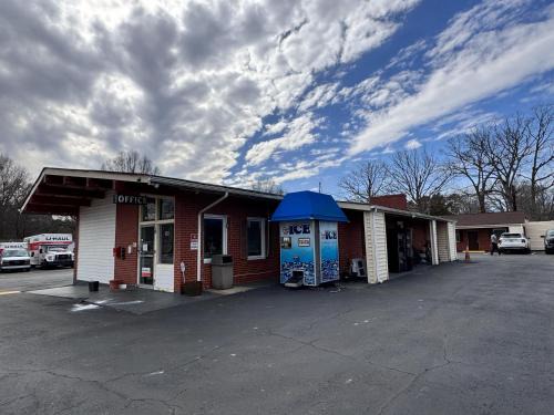 Ashland Hotel | Affordable Family Getaway at Palm Leaf Motel