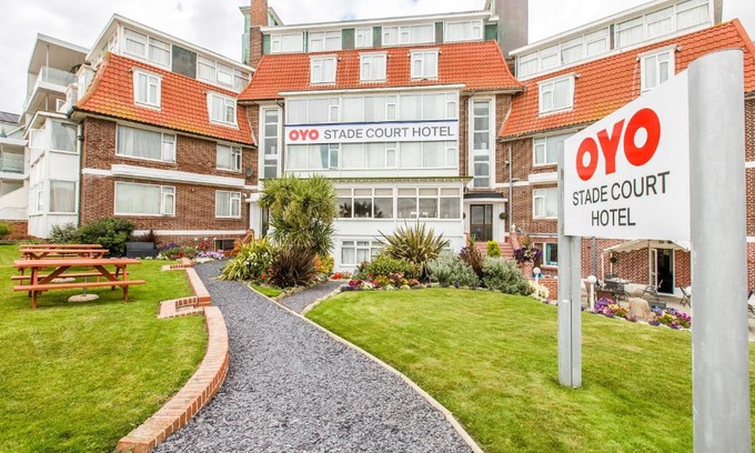 Hythe Hotel | Pet-Friendly OYO Stade Court Hotel with Oceanfront Views
