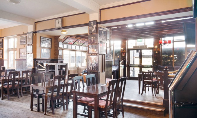 Wembley Park Hotel | Budget-Friendly Stay at OYO The Green Man Pub and Hotel
