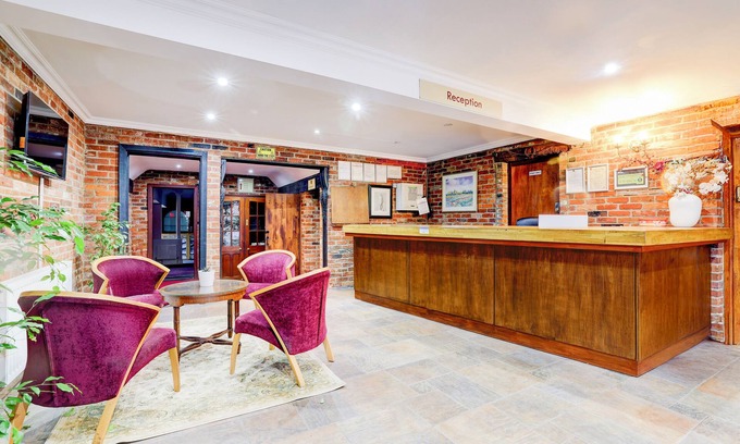Rivenhall Hotel | Convenient Stay at OYO The Rivenhall Hotel with Breakfast