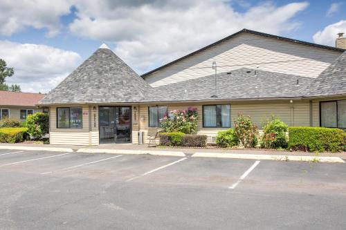 Woodland Hotel | Pet-Friendly OYO Woodland Hotel and Suites for Family Fun