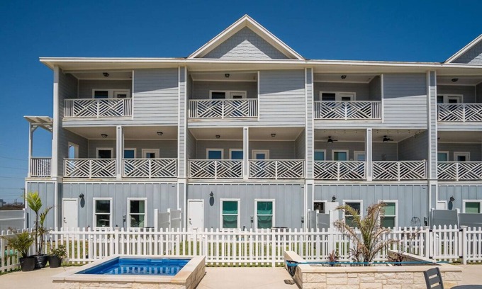 Port Aransas Condo | Relaxing Retreat: 2 Pools, Hot Tubs & Beach Access