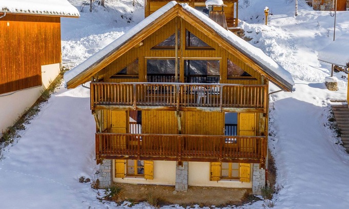 Oz House | Cozy Oz/Alpe d'Huez Retreat Near Slopes with Hot Tub