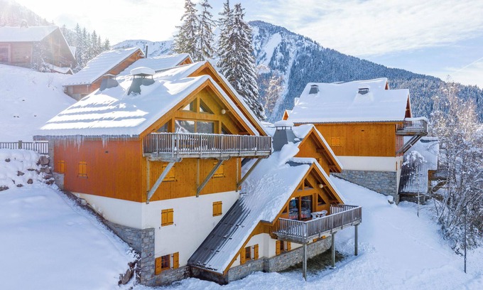 Oz Ski Chalet | Oz/Alpe dHuez 230m slopes, up to 25 pers, Jacuzzi, rooms with bathroom