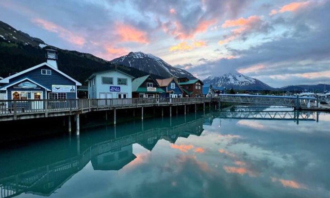 Seward Cabin | Oz Lodge: Bunkhouse - Ideal Retreat for Families & Friends