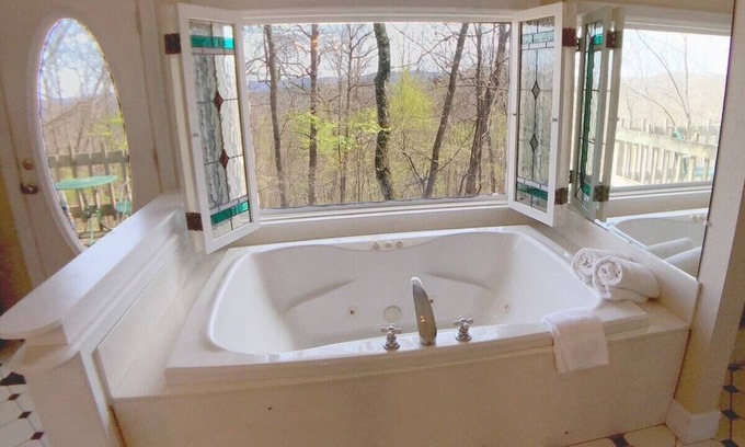 Eureka Springs Cabin | Relaxing Ozark Spring Cabin with Spa Tub and Kitchen