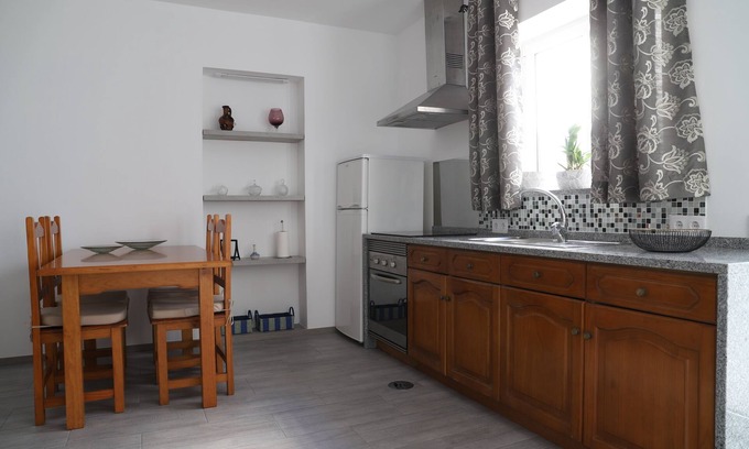 Aradas House | Relax at Páteo das Leirinhas with Kitchen Amenities