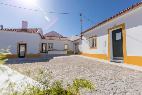 Nossa Senhora da Tourega House | Discover Páteo Lima: Oceanfront Retreat with Pool Access