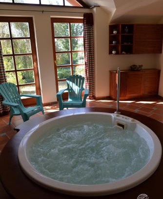 Vac Villa | Experience Pávakakas Vendégház: 4-Star Family Retreat
