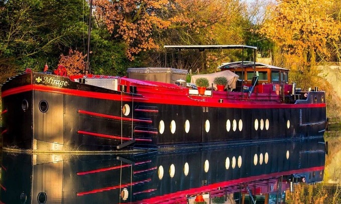 Villalbe House | Unforgettable Stay at Péniche Mirage: 10/10 Guest Rated