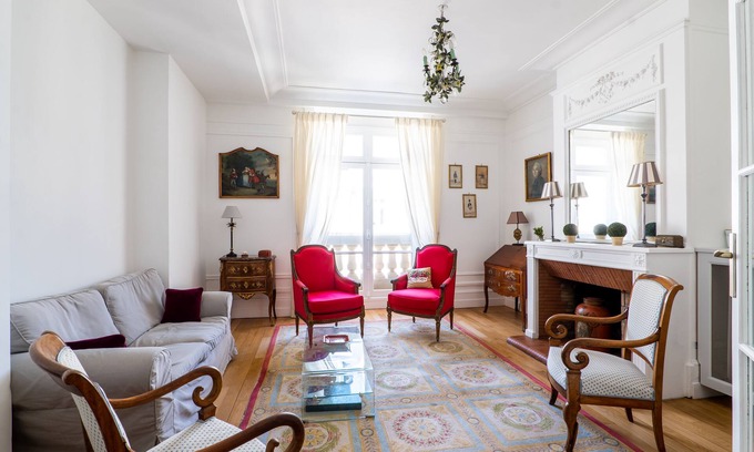 Quartier de l'Ecole-Militaire Apartment | Elegant Pérignon's Palazzo: Family-Friendly and Accessible