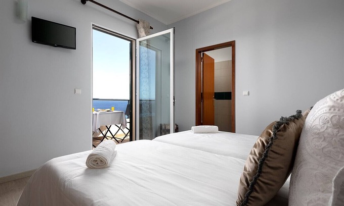 Porto Moniz Bed & Breakfast | Relax at Vista Mar Suite with Beautiful Pérola Views