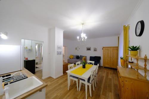 Pecs Apartment | Comfortable PéterPál Apartman with Breakfast & Family Amenities