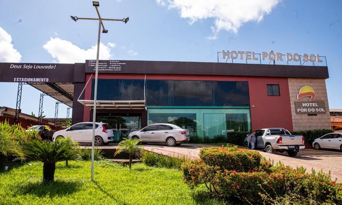 Santarem Hotel | Relax at Pôr do Sol Hotel: Family-Friendly with Pool Access