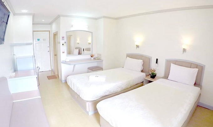 Nakhon Sawan Hotel | Discover P.A. Place Hotel: Family-Friendly with Great Amenities