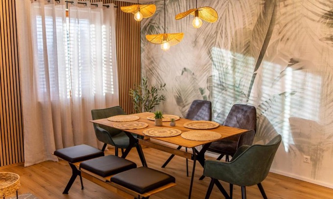 Schlier Apartment | P-Hosting Modernes Apartment zwischen Ravensburg und dem Altdörferwald, 110qm, Familienfreundlich, Separater Eingang, Kaffeevollautomat, Bäcker und Pizzeria 15 Meter, Spielplatz 50 Meter, 20 Km zum Bodensee, 30Km in die Berge