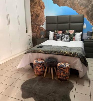 Houghton Estate House | Inviting P&L Exclusive Beauty Parlour with Pool & Family Amenities