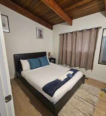 Jasper Place House | P&N Suites - Queen Room- DUBAI