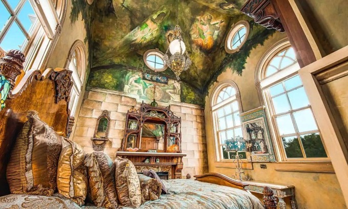 Elizabethtown House | Romantic P.T. Barnum Suite at Moonstone Manor B&B